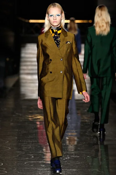 Look 3